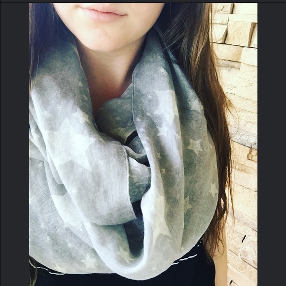 Juicy couture gray and white scarf - Picture 4 of 4