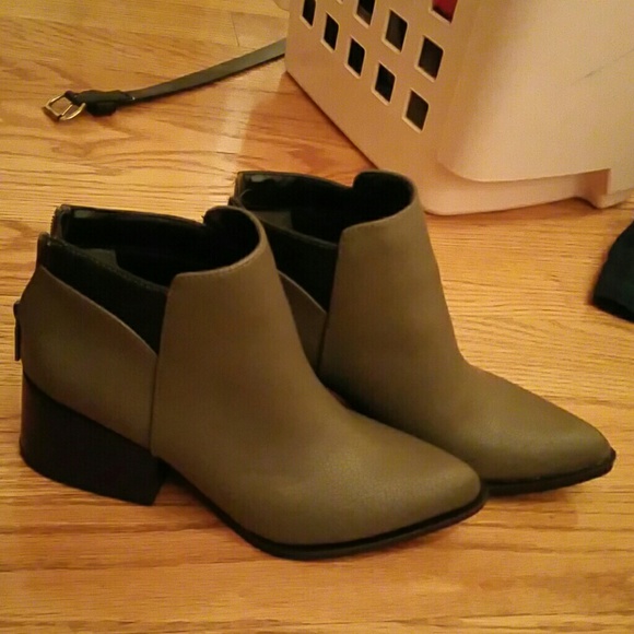New vera wang pointed booties in taupe
