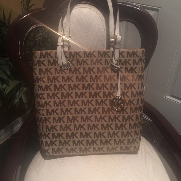 🎉🎉🎉 NWT Michael Kors Jet Set. - Picture 1 of 3