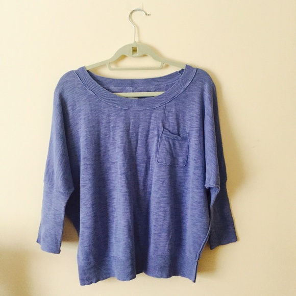 Long sleeve sweater.