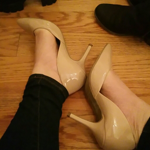 New never worn nude pointy heels