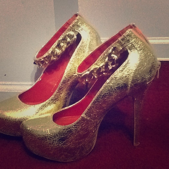 Gold Pumps w/ Chain