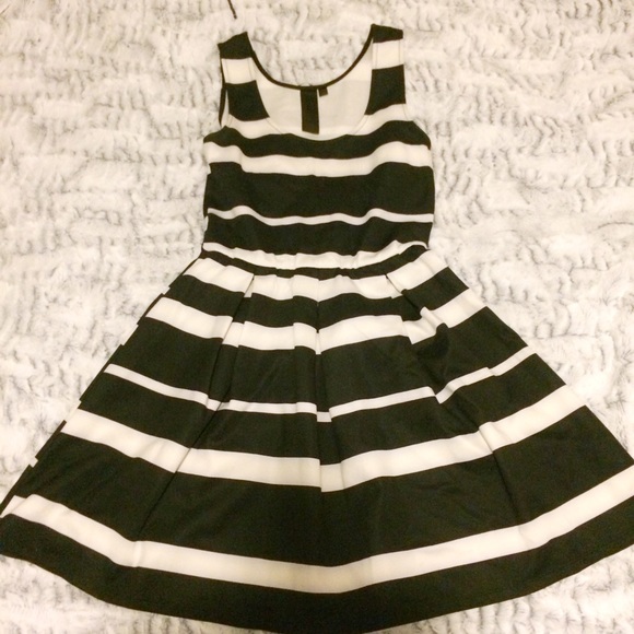 BLACK AND WHITE STRIPED DRESS