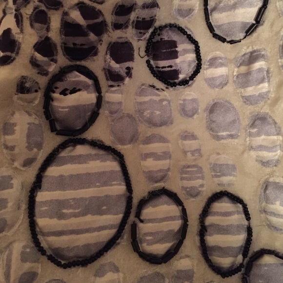 Silk patterned dress with black bead embroidery - Picture 4 of 4