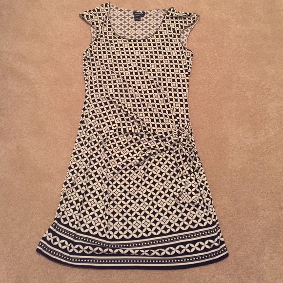 Casual tie knot at the waist dress