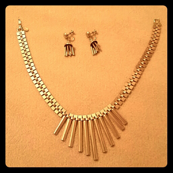 On hold: Crystalchantile Earring and Necklace set