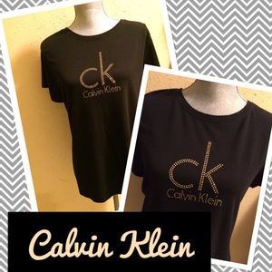 💋Calvin Klein black tee w/gold bling🎉