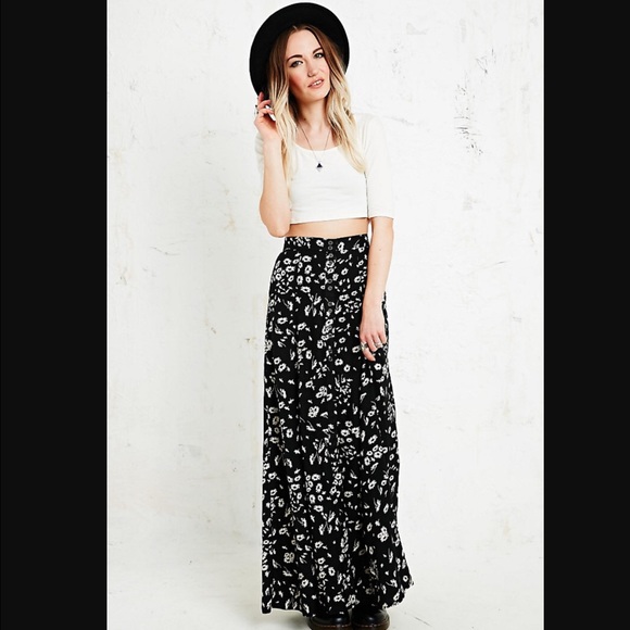 Urban Outfitters Dresses & Skirts - Kimchi Blue Daisy Skirt