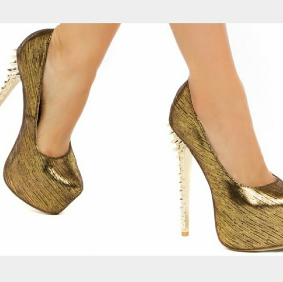 Gold 'flash' pumps