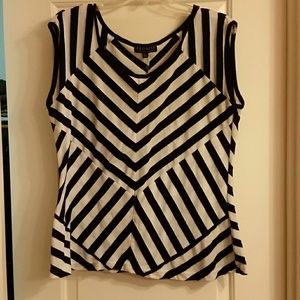 Adorable flattering black and white top
