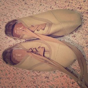 TOMS size 8 NEVER WORN
