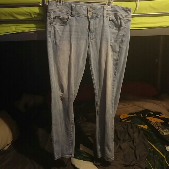 Light wash American eagle skinny jeans.