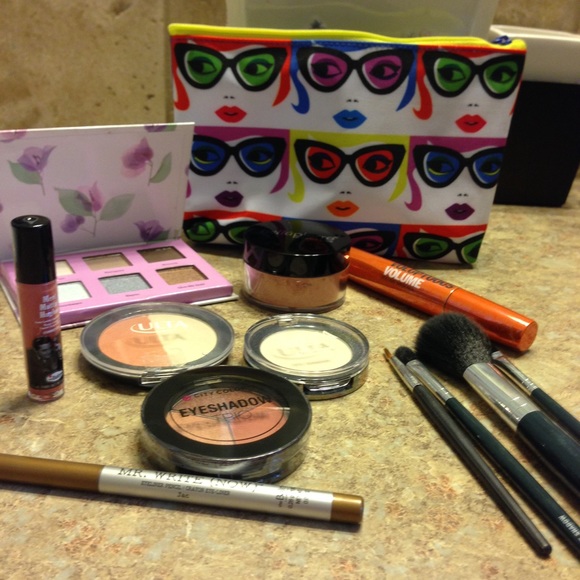 Makeup Bundle! - Picture 2 of 4