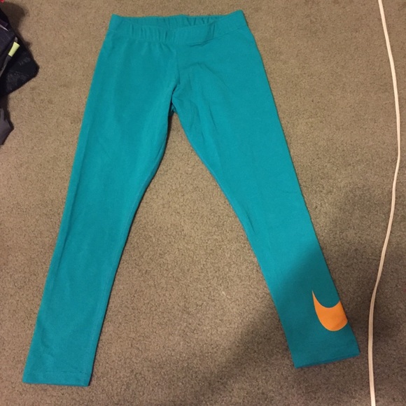 Teal and orange Nike cropped tights!