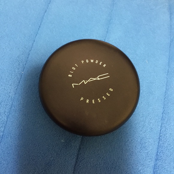 Almost new MAC slot powder