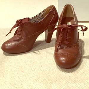 Lace-up Brown Booties