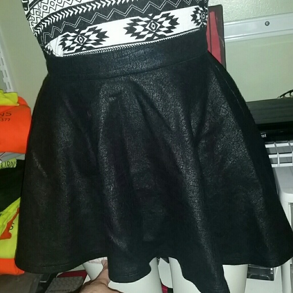 DKNY SKATER SKIRT.