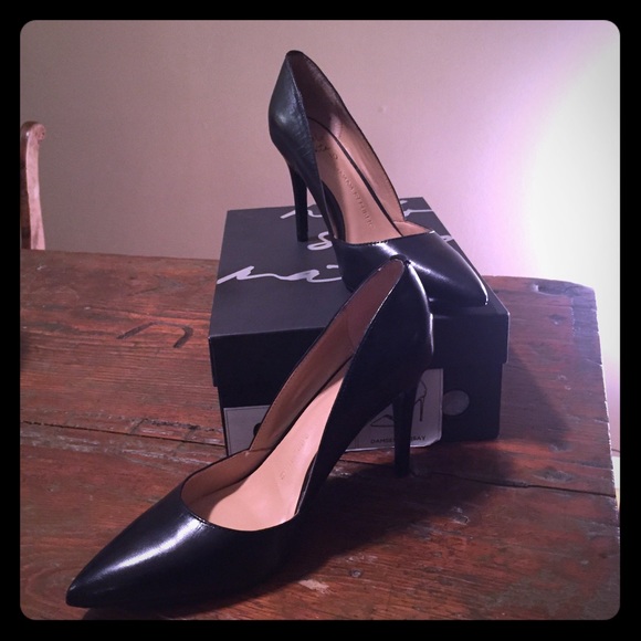 New in Box Banana Republic Black Leather Pumps 6.5