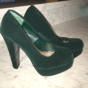 Green velvet size 7 heels