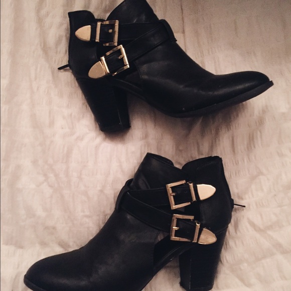 Black leather boots w gold buckle