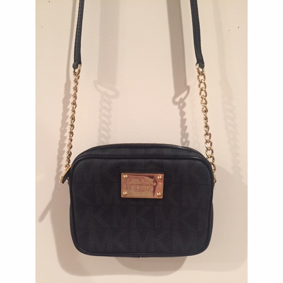 Michael Kors Handbags - Michael kors crossbody✨