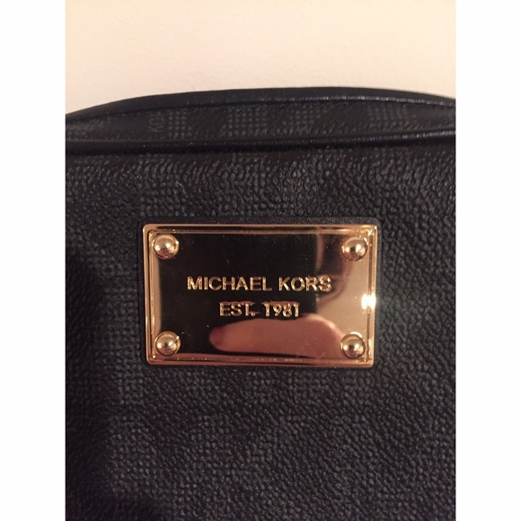 Michael kors crossbody✨ - Picture 2 of 4