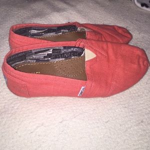 Salmon pink Toms