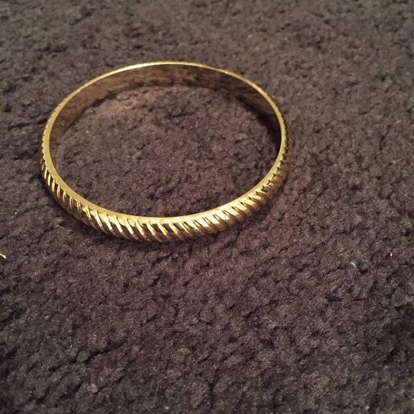 Lilly Pulitzer Jewelry - Lilly Pulitzer gold bangle bracelet Lilly Pulitzer Jewelry - Lilly Pulitzer gold bangle bracelet