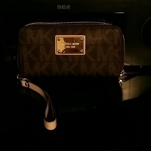 🔴🎉SALE 🔴 🎉 Authentic Michael Kors Wallet