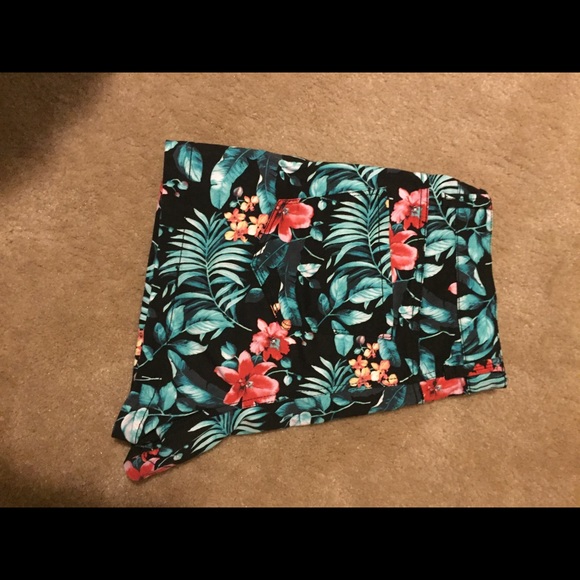 *LAST CHANCE MAKE AN OFFER* Kohl's pattern shorts - Picture 2 of 3