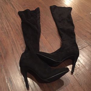 Size 7 pointy suede boots