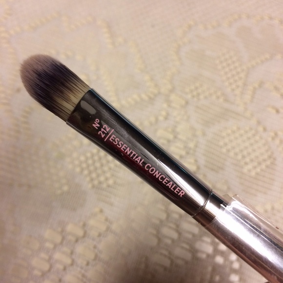 Ulta concealer brush - Picture 3 of 3