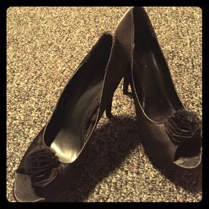 Black pumps