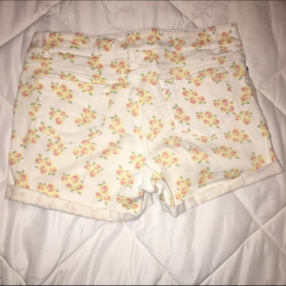Gorgeous floral shorts • Perfect for spring/summer - Picture 2 of 3