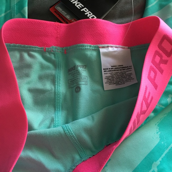 SOLD NWT Nike pro leggings - Picture 3 of 4