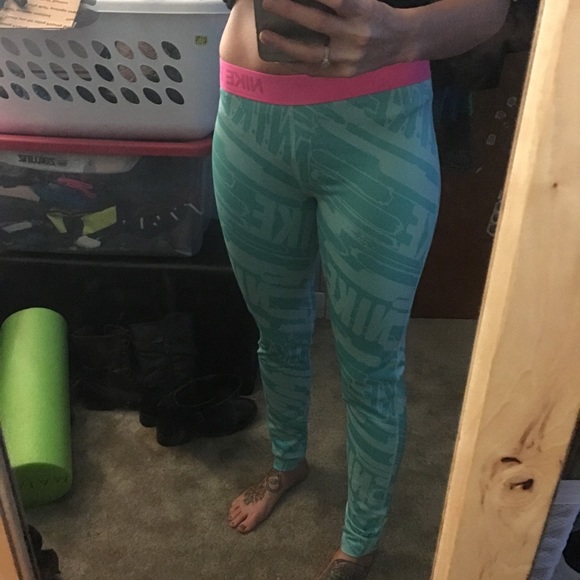 SOLD NWT Nike pro leggings - Picture 4 of 4
