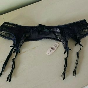 NEW Victoria's Secret Lace Garter with Clips
