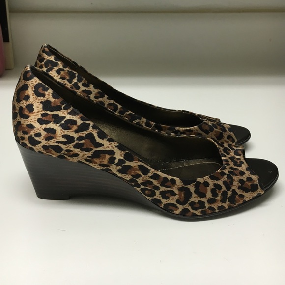 Tahari Peep Toe wedges - size 6.5