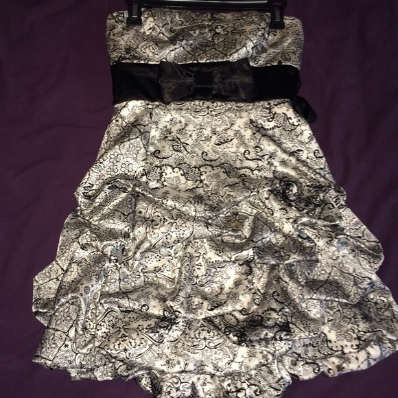Black and white printed dress strapless