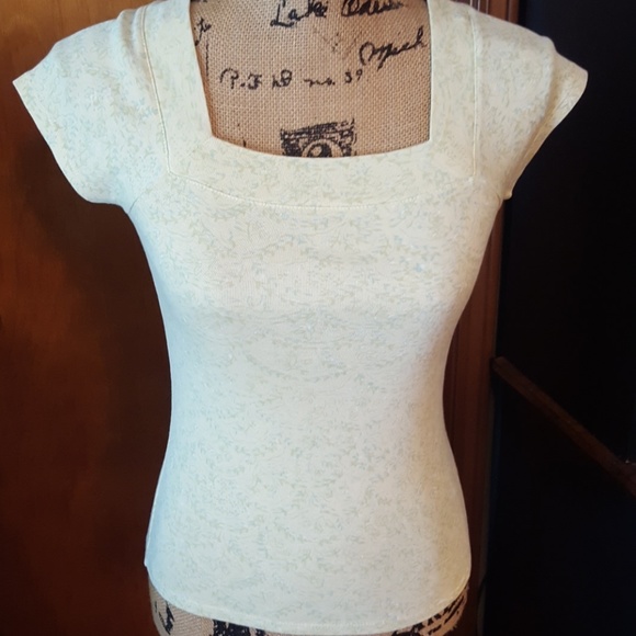 **SOLD**VINTAGE GAP Floral Leaf Pattern Cotton Tee - Picture 3 of 10