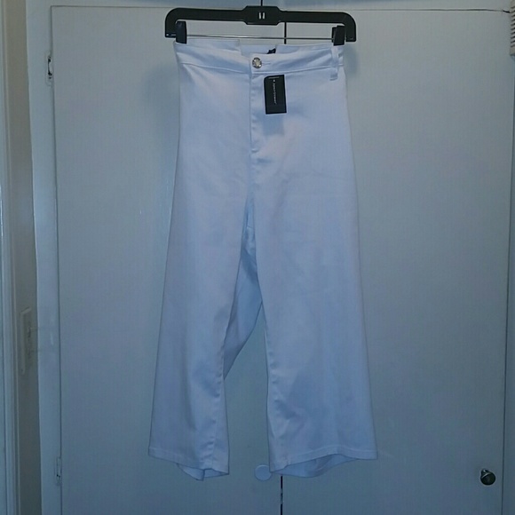 White capri pants with back & front pockets