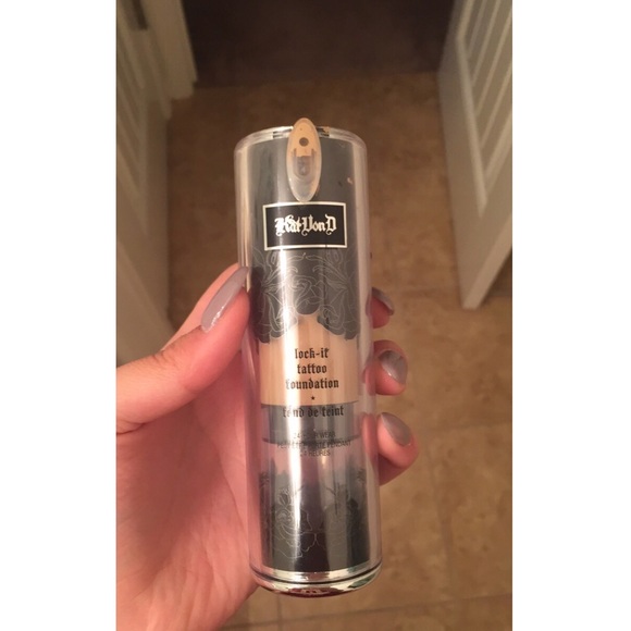 Kat Von D lock-it tattoo foundation