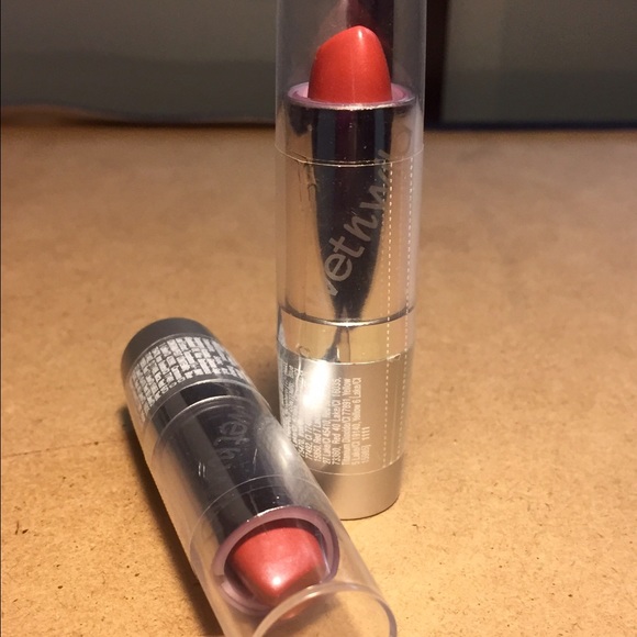 2 Wet n Wild lipstick 545A Blushing Bali