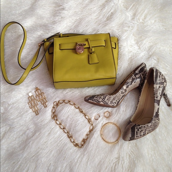 MICHAEL Michael Kors Handbags - ✨HP Michael Kors S. Hamilton Leather Crossbody ✨