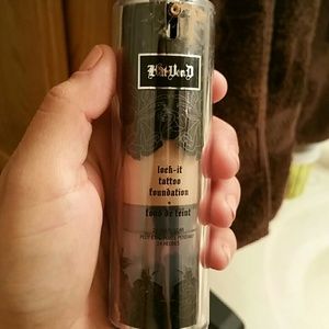 Kat Von D lock it tattoo foundation