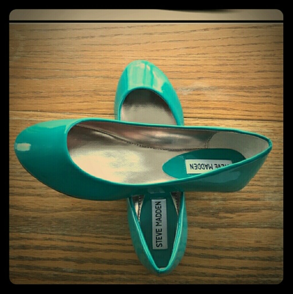 **SOLD** New In Box Green Steve Madden Flats