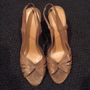 Classy TAHARI sling back tan heels 7 1/2