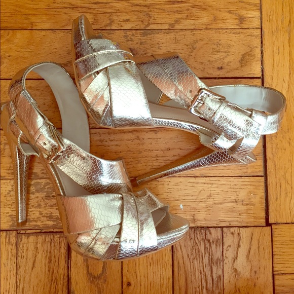 Metallic gold sexy Zara heels!