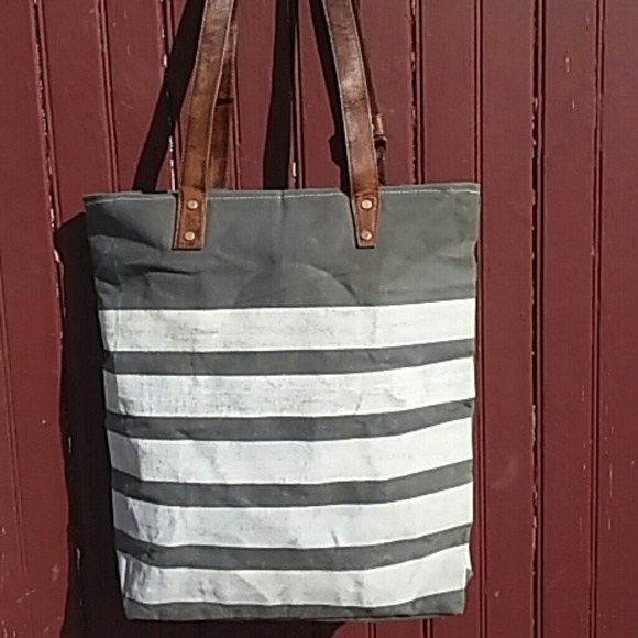 *SOLD OUT* Mona B Starstruck Tote - Picture 3 of 4