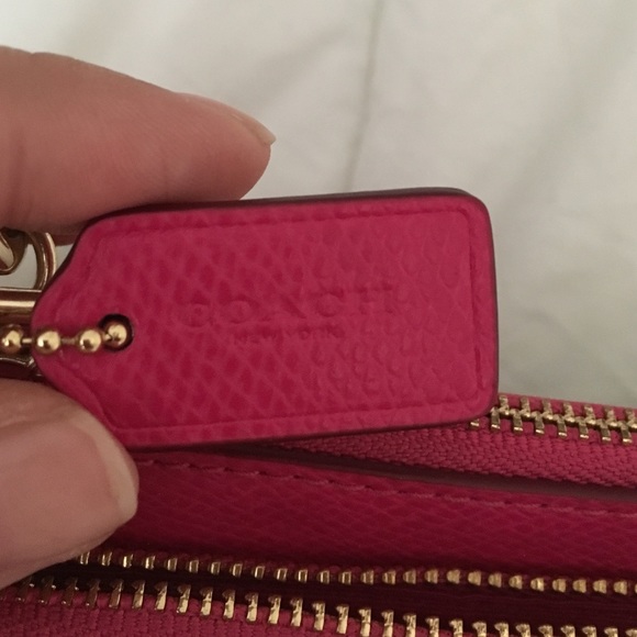 100 % AUTHENTIC COACH PHONE CARRIER/WALLET. - Picture 2 of 4